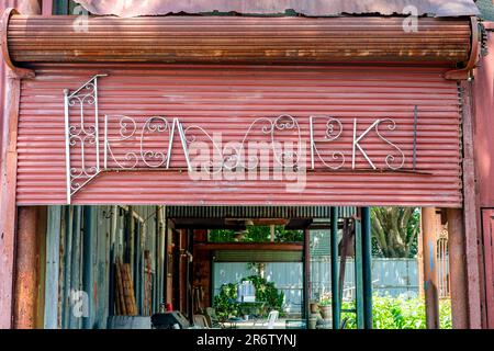 NEW ORLEANS, LA, USA - 10 GIUGNO 2023: Ironworks Coffee Shop in Piety Street, nel quartiere di Bywater Foto Stock