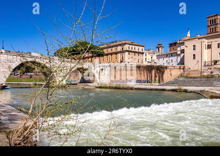 Ponte Cestio che attraversa il fiume Tevere e sullo sfondo l'Isola Tiberina, Roma, Italia Foto Stock