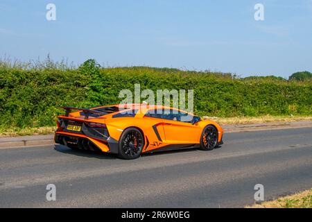 2001 Orange Lamborghini Aventador V12 S-A; Classic & Performance Motor Show alla Hoghton Tower; Supercar Showtime Giugno 2023 Foto Stock