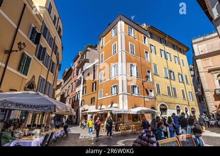 Persone sedute fuori un ristorante Kosher in Via del Portico d’Ottavia, nel quartiere ebraico di Roma, Roma Italia Foto Stock