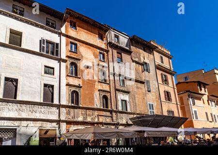 L'esterno di vecchi edifici lungo Via del Portico d'Ottavi nel quartiere ebraico di Roma, Roma, Italia Foto Stock