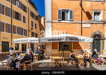 Persone sedute fuori un ristorante Kosher in Via del Portico d’Ottavia, nel quartiere ebraico di Roma, Roma Italia Foto Stock