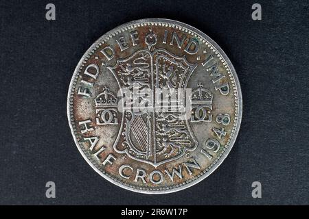 11 04 2017 Vintage Old 1940 Silver Half Crown Coin di re Giorgio VI del Regno Unito. Studio Shot Lokgram Kalyan Maharashtra India, Asia. Foto Stock