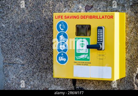 Defibrillatore semiautomatico esterno a parete in spazi pubblici per il cuore di emergenza rianimazione Foto Stock