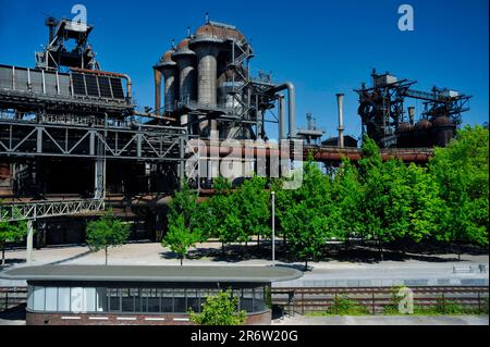 Sito industriale in disuso, Route Industriekultur, Parco paesaggistico di Duisburg-Nord, ex Ironworks di Meiderich, Duisburg, Ruhr Area, Nord Foto Stock