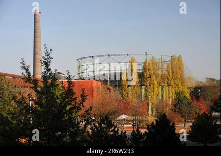 Gasometer, Route Industriekultur, sito industriale in disuso, Parco paesaggistico di Duisburg-Nord, ex-Meiderich Ironworks, Duisburg, zona della Ruhr, Nord Foto Stock