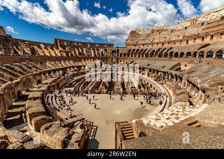 L'arena e l'ipogeo all'interno del Colosseo di Roma, il più grande anfiteatro costruito durante l'Impero Romano, Roma, Italia Foto Stock