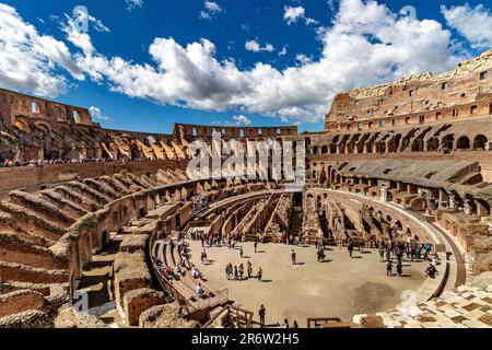 L'arena e l'ipogeo all'interno del Colosseo di Roma, il più grande anfiteatro costruito durante l'Impero Romano, Roma, Italia Foto Stock
