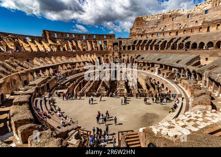 L'arena e l'ipogeo all'interno del Colosseo di Roma, il più grande anfiteatro costruito durante l'Impero Romano, Roma, Italia Foto Stock