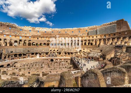 L'arena e l'ipogeo all'interno del Colosseo di Roma, il più grande anfiteatro costruito durante l'Impero Romano, Roma, Italia Foto Stock