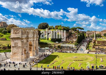 L'Arco di Costantino (in italiano: Arco di Costantino) è un arco trionfale di Roma dedicato all'imperatore Costantino il Grande Foto Stock