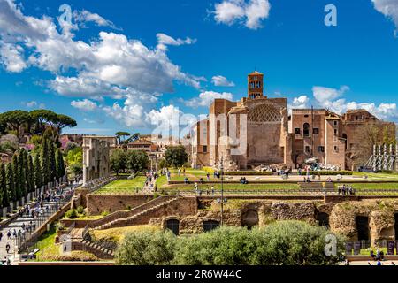 Il Tempio di Venere e Roma fu inaugurato dall'imperatore Adriano nel 121 d.C. e si trova sul colle Veliano, all'interno del Foro Romano, Roma, Italia Foto Stock