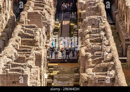 Persone che visitano le prigioni sotterranee, l'area ipogea del Colosseo di livello inferiore a Roma, Roma, Italia Foto Stock