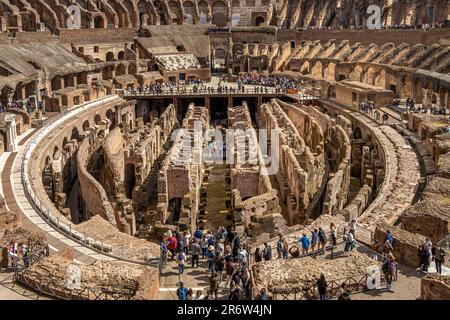 Persone che visitano l'arena e l'ipogeo al Colosseo di Roma, Roma, Italia Foto Stock
