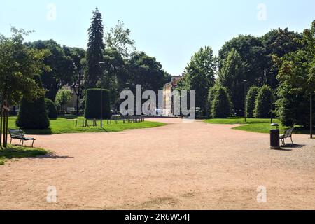 Sentieri in un parco di una città italiana in una giornata di sole Foto Stock