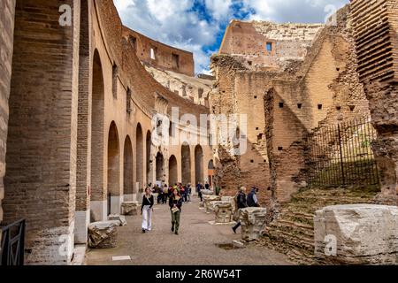 Persone che camminano intorno alle mura interne del Colosseo a Roma, Italia Foto Stock