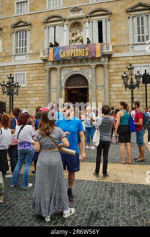 Barcellona - 08 giugno 2023: Campioni del club di calcio di Barcellona della lega di calcio femminile spagnola sul balcone del municipio che celebra. Foto Stock