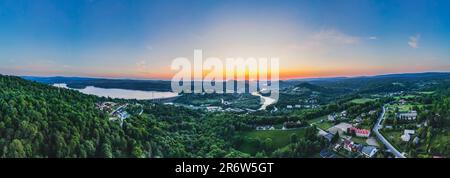 Vista panoramica dal drone durante il tramonto, sul lago di Solina sopra la diga di Solina, nei Monti Bieszczady polacchi, Polonia Foto Stock