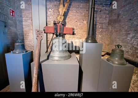 Vecchie campane in mostra all'interno della torre civica di Belfort, Bruges, Fiandre, Belgio Foto Stock