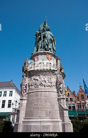 Statua di Pieter de Coninck e Jan Breydel (due eroi che guidarono l'insurrezione contro i francesi nel 1302), Grote Markt, Bruges, Fiandre, Belgio Foto Stock