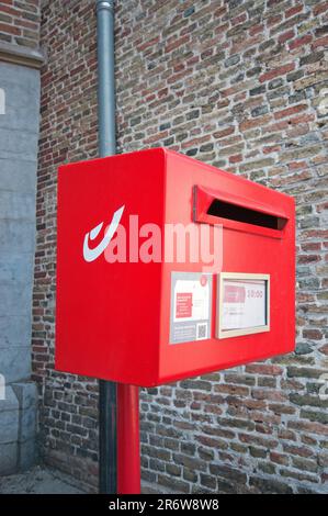 Casella postale rossa a Bruges, Fiandre, Belgio Foto Stock