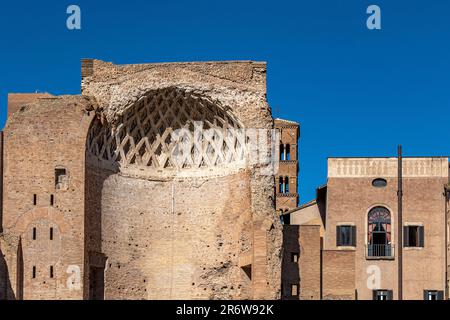 Il Tempio di Venere e Roma fu inaugurato dall'imperatore Adriano nel 121 d.C. e si trova sul colle Veliano, all'interno del Foro Romano, Roma, Italia Foto Stock