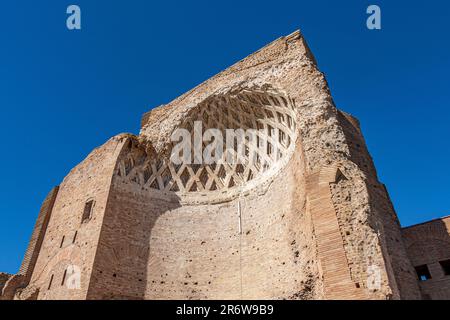 Il Tempio di Venere e Roma fu inaugurato dall'imperatore Adriano nel 121 d.C. e si trova sul colle Veliano, all'interno del Foro Romano, Roma, Italia Foto Stock