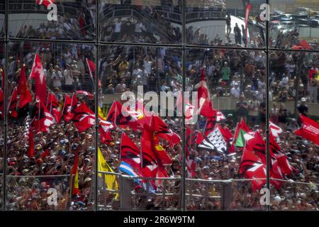 Spettatori, tifosi durante il podio della 24 ore di le Mans 2023 sul circuito des 24 Heures du Mans il 11 giugno 2023 a le Mans, Francia - Foto: Paulo Maria/DPPI/LiveMedia Foto Stock