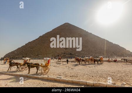 Passeggiate a cavallo e in carrozza presso la piramide di Khufu a Giza al Cairo Foto Stock