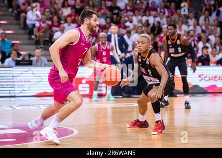 Bonn, Germania. 11th giugno, 2023. Pallacanestro: Bundesliga, Telekom cestini Bonn - ratiopharm Ulm, campionato, finale, giorno 2, Telekom Dome. Sebastian Herrera (l) di Bonn e Yago Mateus dos Santos di Ulm combattono per la palla. Credit: Marius Becker/dpa/Alamy Live News Foto Stock