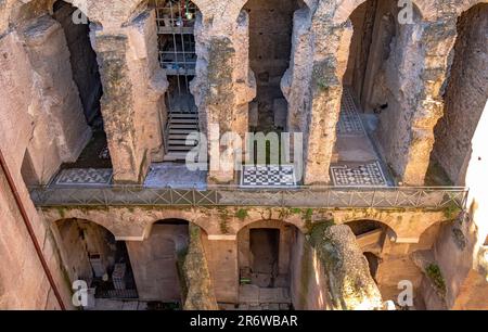 Primo piano degli archi della Domus Tiberiana un palazzo imperiale romano nell'antica Roma che mostra gli archi e i pavimenti a mosaico, il Colle Palatino, Roma, Italia Foto Stock