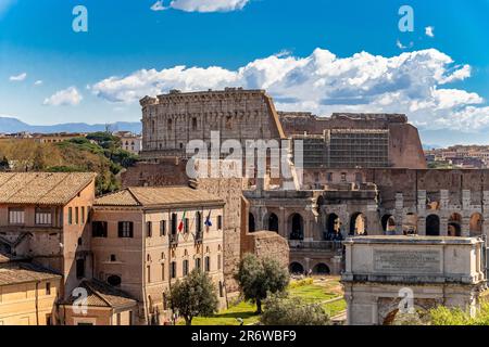 Il Colosseo e l'Arco di Tito nel Foro Romano visto dal Colle Palatino. Roma, Italia Foto Stock