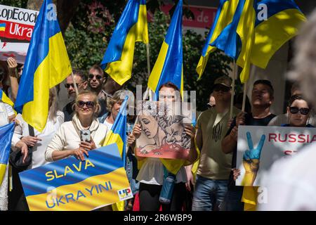 Lisbona, Portogallo. 11th giugno, 2023. Gli attivisti detengono bandiere ucraine e cartelli anti-guerra durante un raduno vicino all'ambasciata russa a Lisbona. Questa protesta è stata convocata dall'Associazione degli ucraini in Portogallo e mira a mettere in evidenza i crimini di guerra della Russia in Ucraina, in particolare l'ecocidio associato alla distruzione delle risorse naturali della regione, nonché a chiedere giustizia, responsabilità e rispetto dei diritti umani. Credit: SOPA Images Limited/Alamy Live News Foto Stock