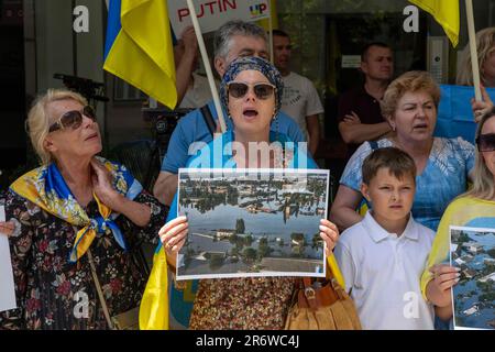 Lisbona, Portogallo. 11th giugno, 2023. Un attivista tiene un cartello anti-guerra durante un raduno vicino al quartier generale dell'ambasciata russa a Lisbona. Questa protesta è stata convocata dall'Associazione degli ucraini in Portogallo e mira a mettere in evidenza i crimini di guerra della Russia in Ucraina, in particolare l'ecocidio associato alla distruzione delle risorse naturali della regione, nonché a chiedere giustizia, responsabilità e rispetto dei diritti umani. (Foto di Jorge Castellanos/SOPA Images/Sipa USA) Credit: Sipa USA/Alamy Live News Foto Stock