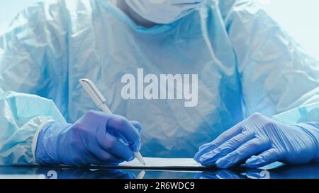 Storia della malattia valutazione medica mani medico Foto Stock