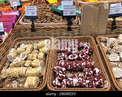 25.03.2023, Ucraina, Kharkov, dolci orientali nel supermercato. Bar con delizie turche assortite. Caramella morbida rivestita di zucchero Foto Stock