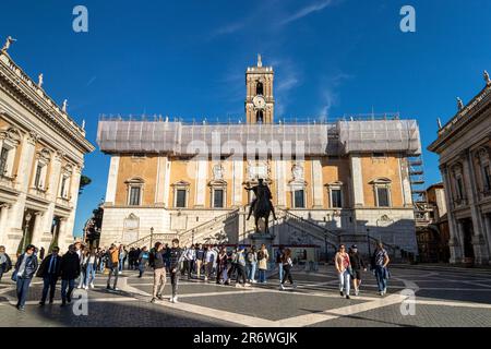 La gente cammina in Piazza del Campidoglio, una piazza pubblica splendidamente progettata da Michelangelo in cima all'antico Campidoglio, Roma, Italia Foto Stock