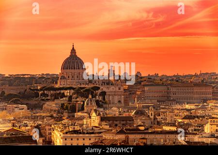 La cupola della Basilica di San Pietro al tramonto, Roma, Italia Foto Stock