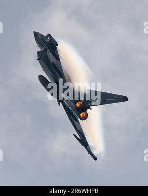 Royal Air Force Cosford, Cosford, Shropshire, Inghilterra. 11th giugno 2023. La mostra Royal Air Forces Typhoon volata dal tenente di volo Matt Brighty fa un'uscita dinamica dopo la sua esposizione, durante il RAF Cosford Air Show al Royal Air Force Cosford. Credit Image: (Cody Froggatt/Alamy Live News) Foto Stock