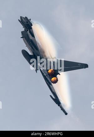 Royal Air Force Cosford, Cosford, Shropshire, Inghilterra. 11th giugno 2023. La mostra Royal Air Forces Typhoon volata dal tenente di volo Matt Brighty fa un'uscita dinamica dopo la sua esposizione, durante il RAF Cosford Air Show al Royal Air Force Cosford. Credit Image: (Cody Froggatt/Alamy Live News) Foto Stock