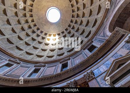 L'oculo in cima alla cupola del Pantheon, Roma, Italia Foto Stock