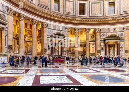 Persone che visitano la Basilica di Santa Maria e Martire all'interno del Pantheon, Roma, Italia Foto Stock