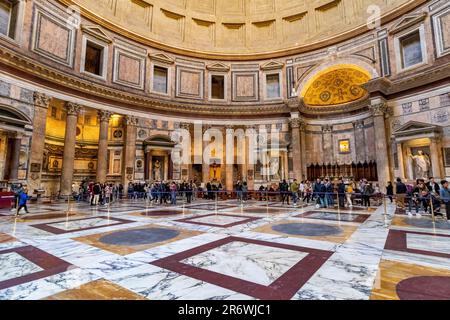 Persone che visitano la Basilica di Santa Maria e Martire all'interno del Pantheon, Roma, Italia Foto Stock