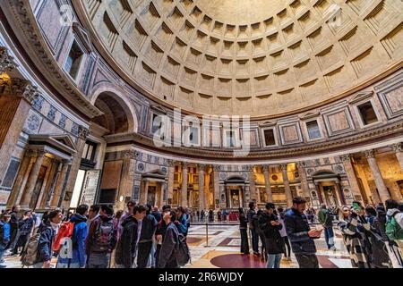 Persone che visitano la Basilica di Santa Maria e Martire all'interno del Pantheon, Roma, Italia Foto Stock