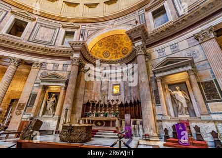 Persone che visitano la Basilica di Santa Maria e Martire all'interno del Pantheon, Roma, Italia Foto Stock