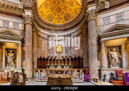 Persone che visitano la Basilica di Santa Maria e Martire all'interno del Pantheon, Roma, Italia Foto Stock