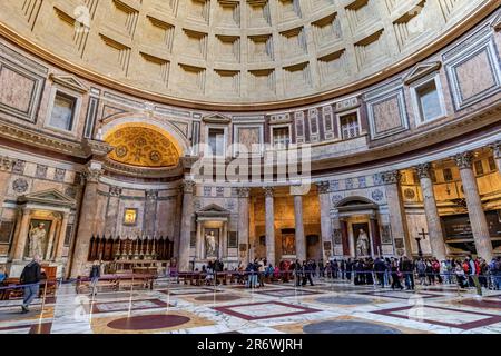 Persone che visitano la Basilica di Santa Maria e Martire all'interno del Pantheon, Roma, Italia Foto Stock