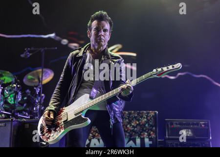 Chicago, Stati Uniti. 10th giugno, 2023. Simon Gallup of the Cure al United Center il 10 giugno 2023, a Chicago, Illinois (Foto di Daniel DeSlover/Sipa USA) Credit: Sipa USA/Alamy Live News Foto Stock
