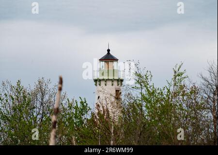 Il faro di Tawas Point Fresno lente sotto riparazione come torre sopra la natura selvaggia Foto Stock