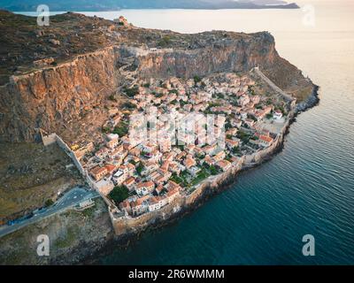 Veduta aerea del centro storico di Monemvasia all'alba Foto Stock